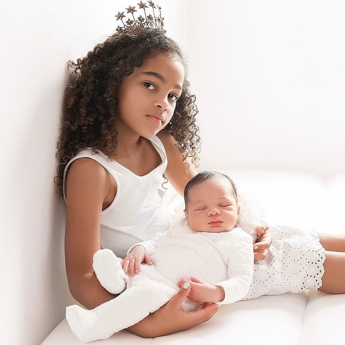 A picture of Shai Moss holding her baby brother Hendrix Wilburn.